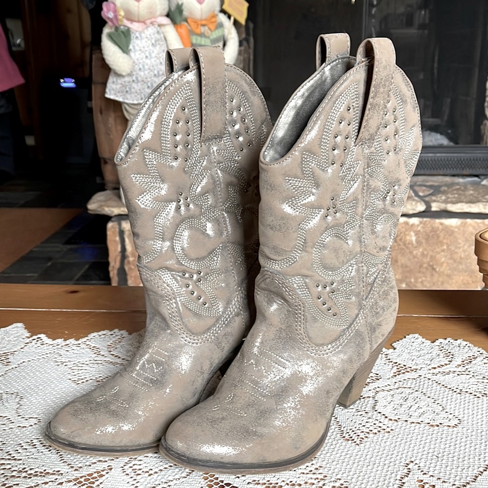 Women’s Cowboy Boots. Size 8.5., 3 in heel.